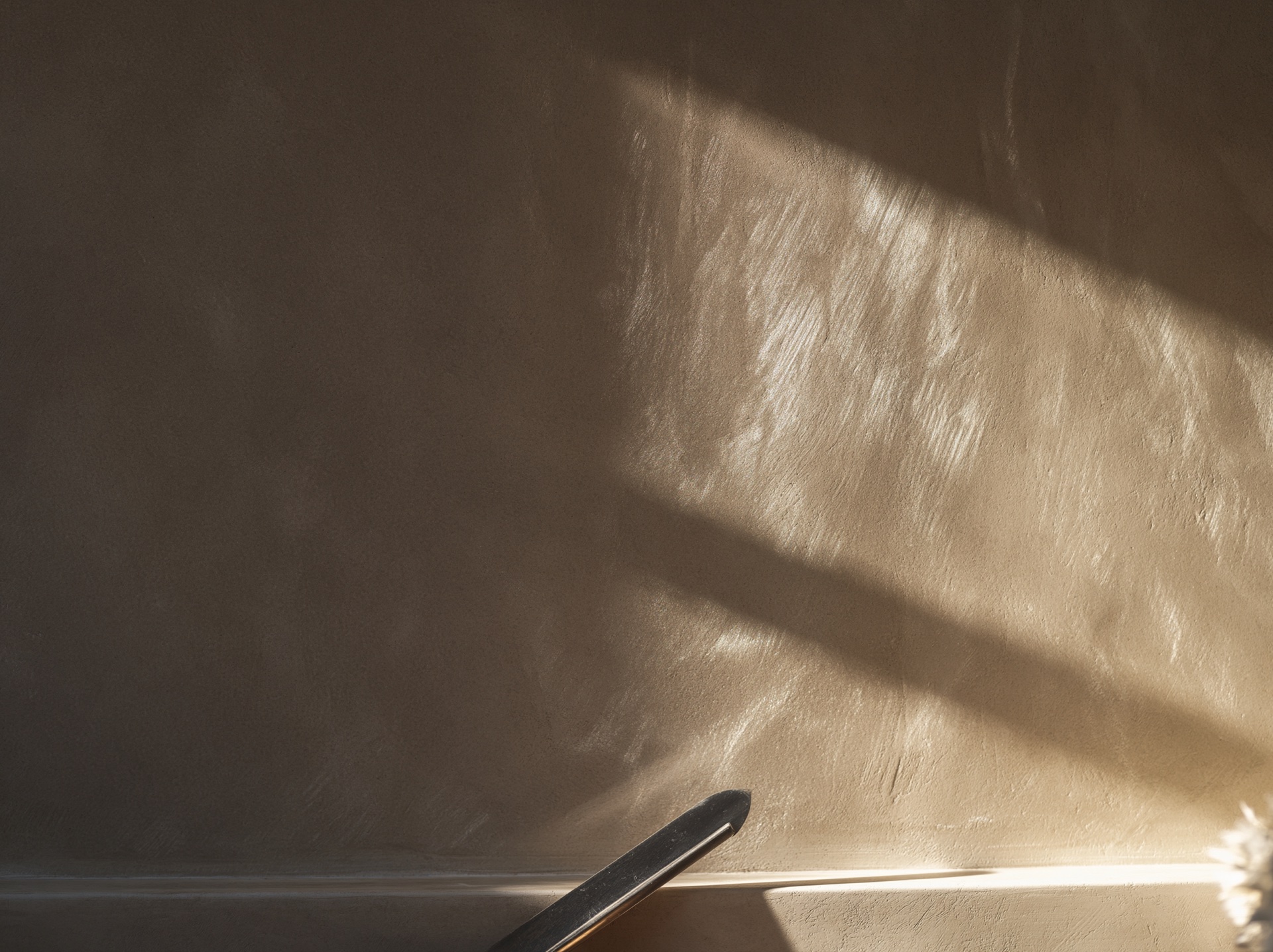 Afwerking — gepolijst Venetiaans stucwerk bij wisselend daglicht