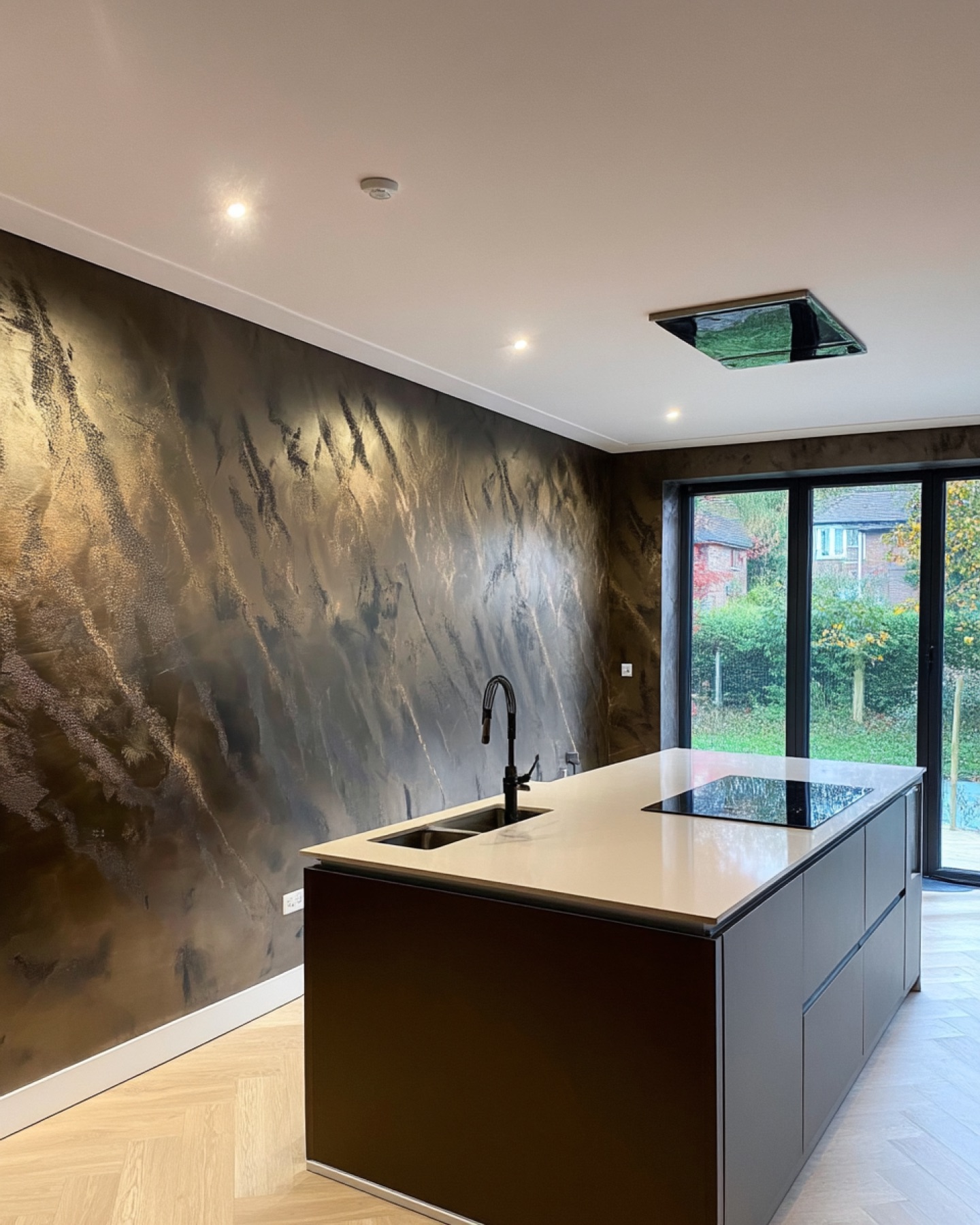 Slaapkamer met Dynastie Luna Champagne accentwand achter bed