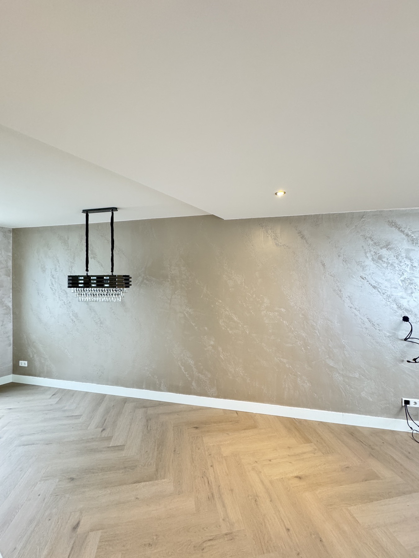 Woonkamer Den Haag met Dynastie Luna Black & Bronze op volledige achterwand