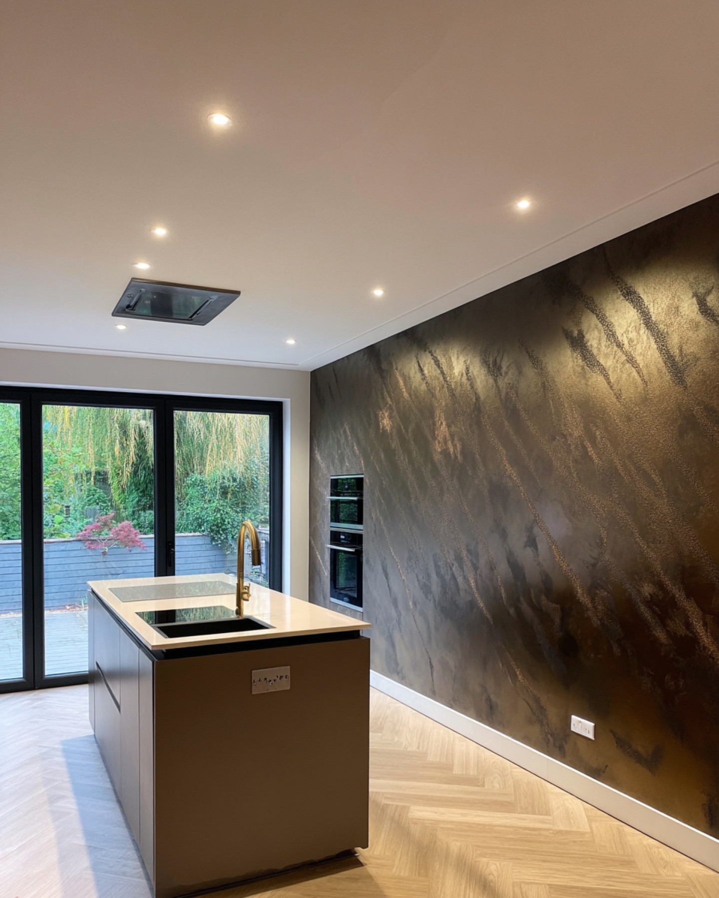 Cinewall met Dynastie Luna Black & Gold afwerking en 77-inch OLED