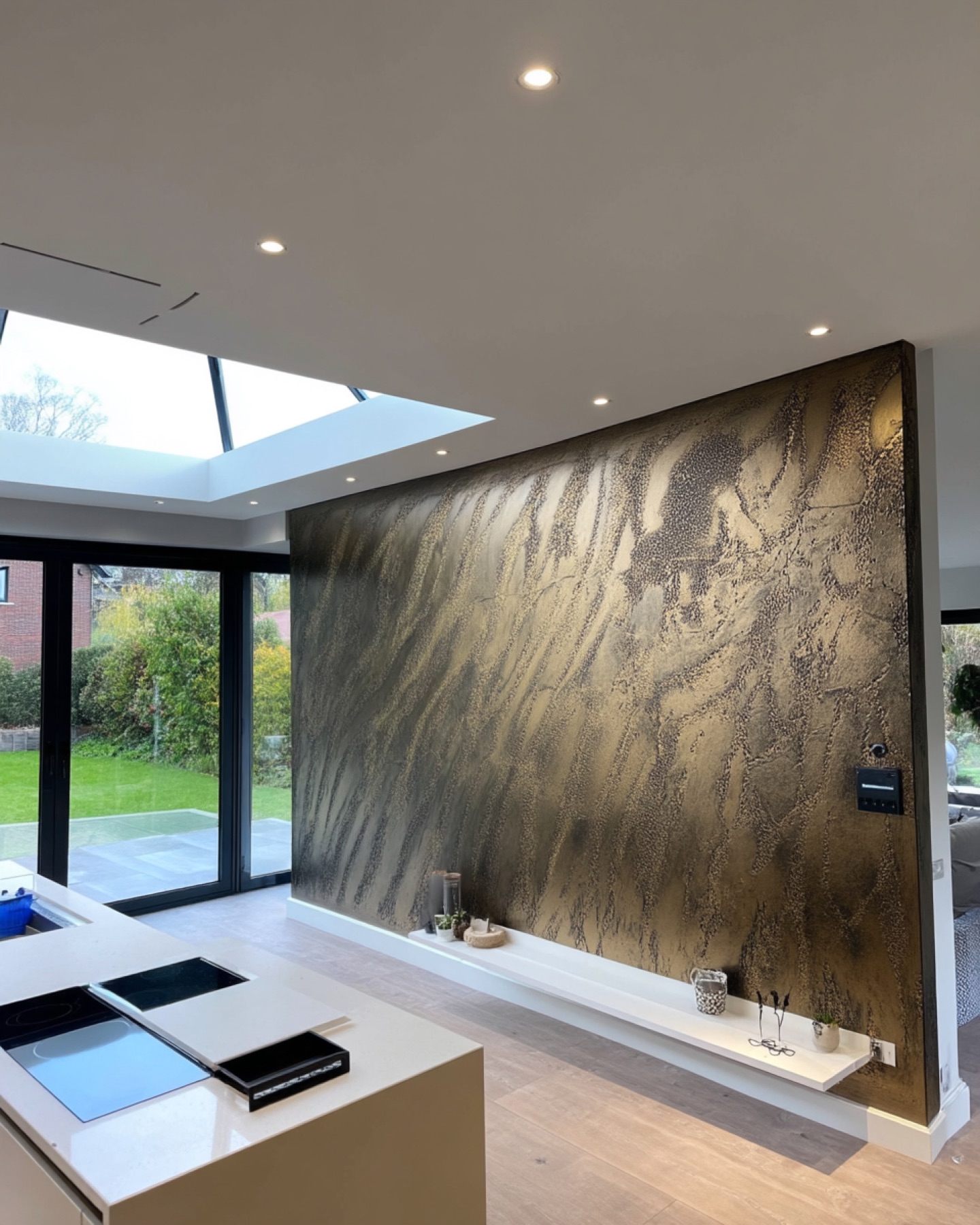 Dynastie Luna wandafwerking in Black & Gold, exclusieve structuur door Hands of Luxury