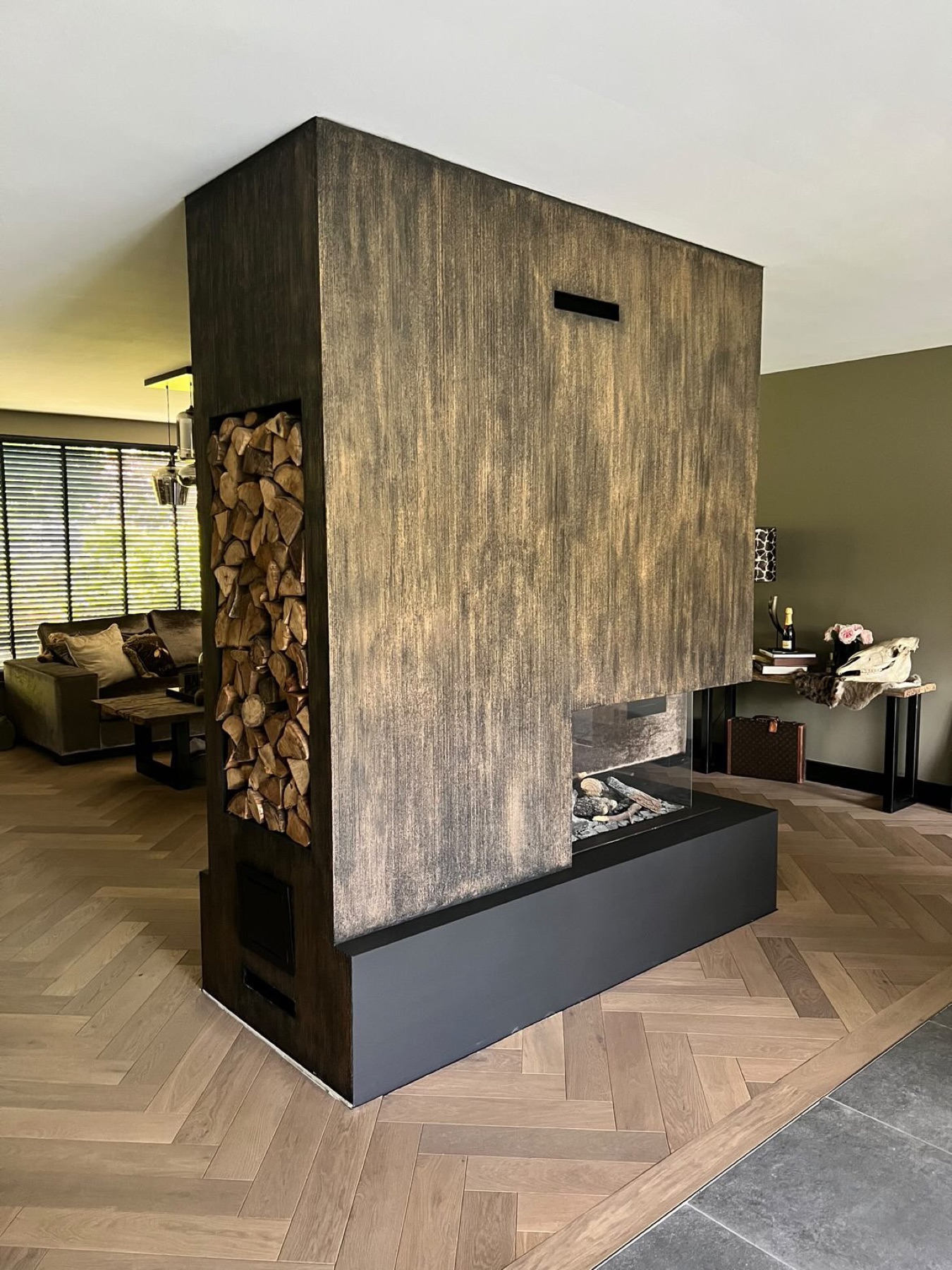 Woonkamer met Gocce D'Oro accentwand en sfeerverlichting