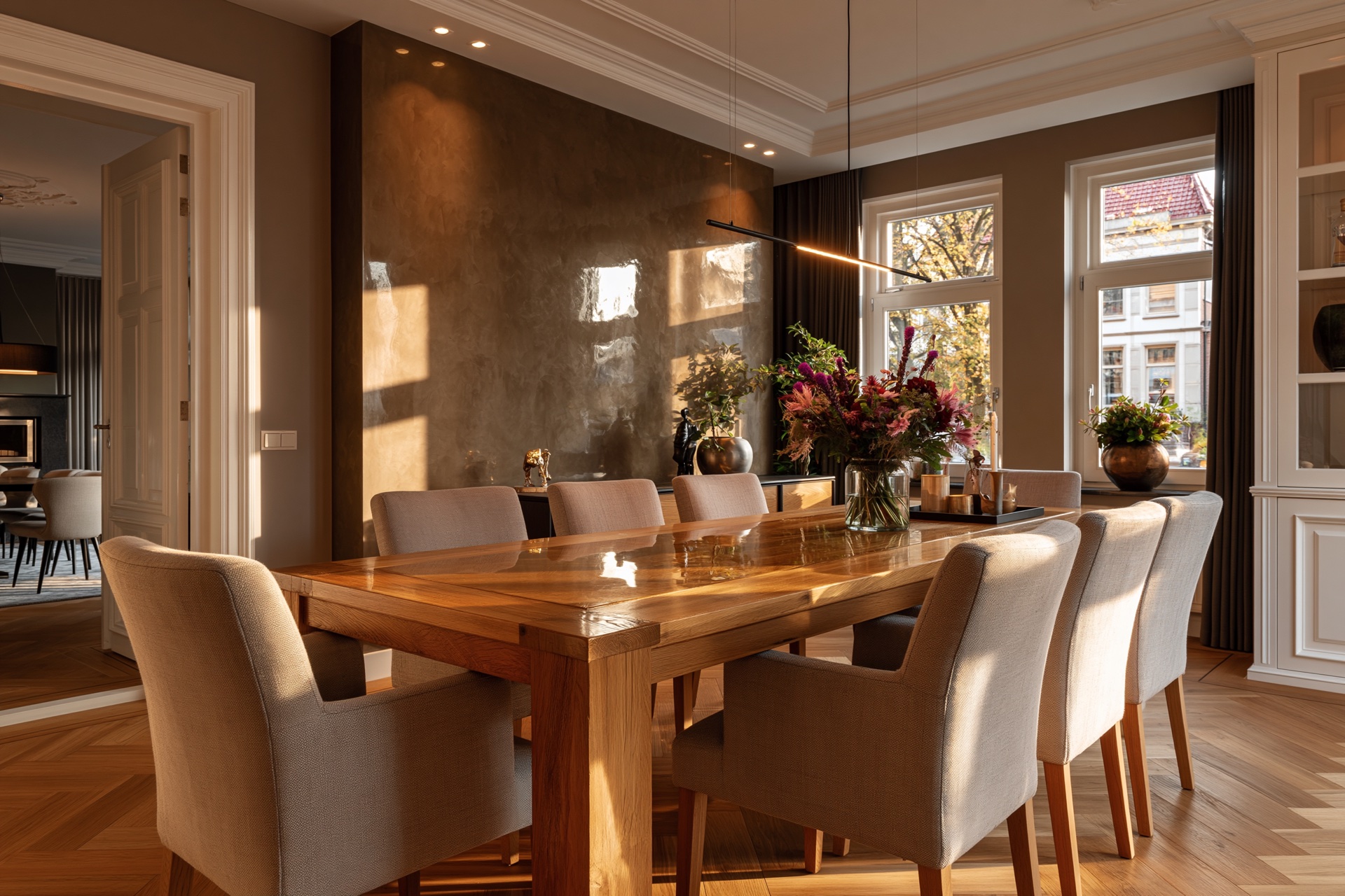 Eetkamer Utrecht met donkergrijs Venetian Plaster accentwand en brons patina