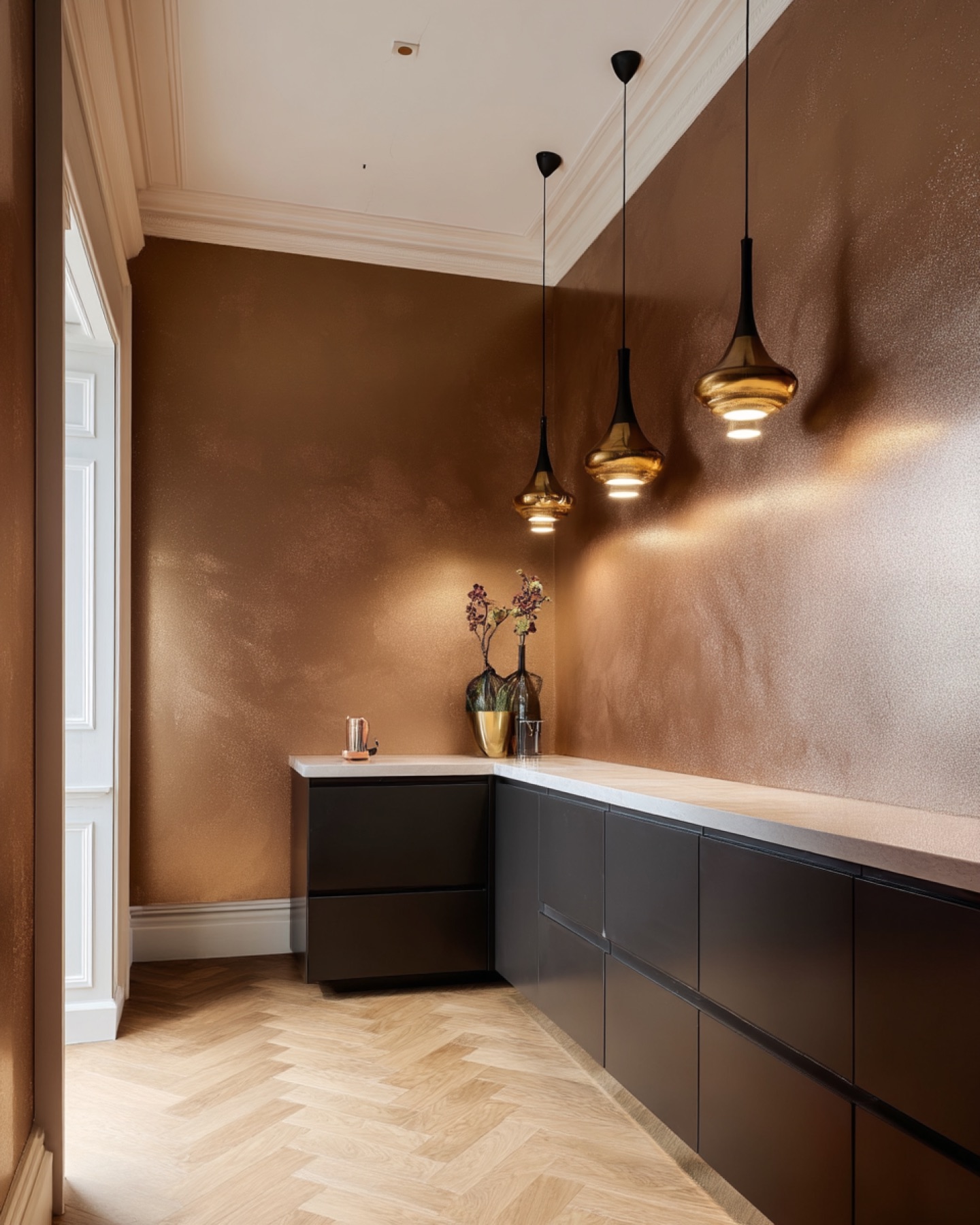 Woonkamer Amsterdam met lichtgrijze Pearlescent Paint accentwand