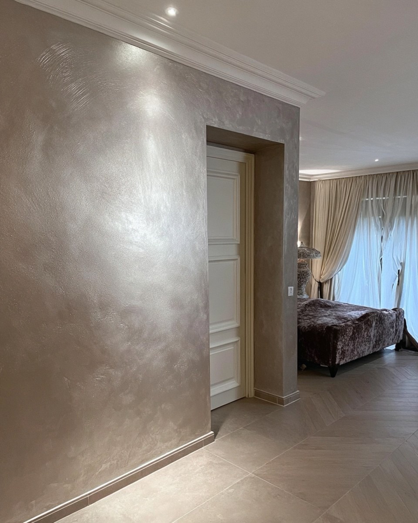 Entreehal Den Haag met lichte Pearlescent Paint en optisch vergroot effect