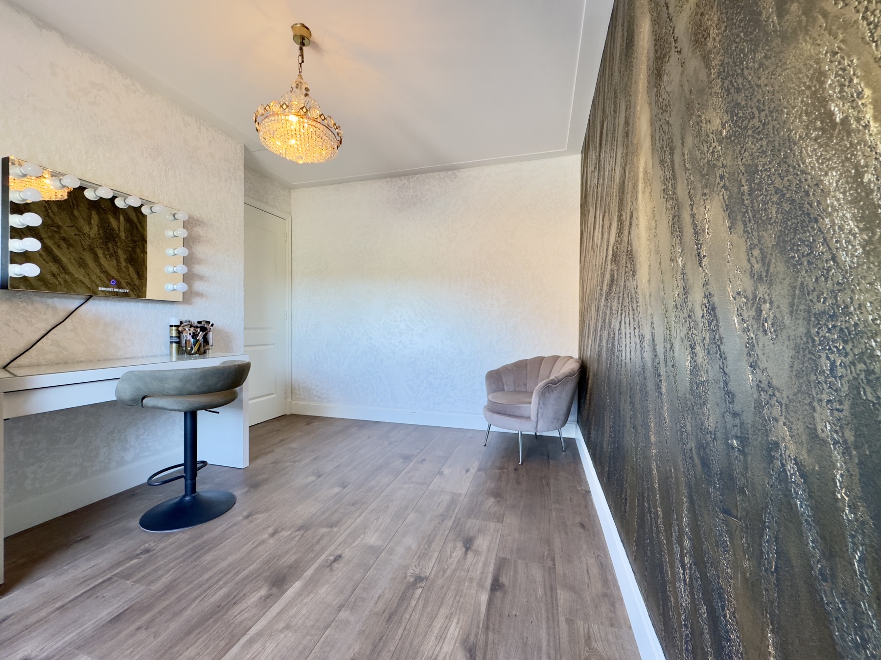 Strak glad gestucte woonkamer met modern interieur