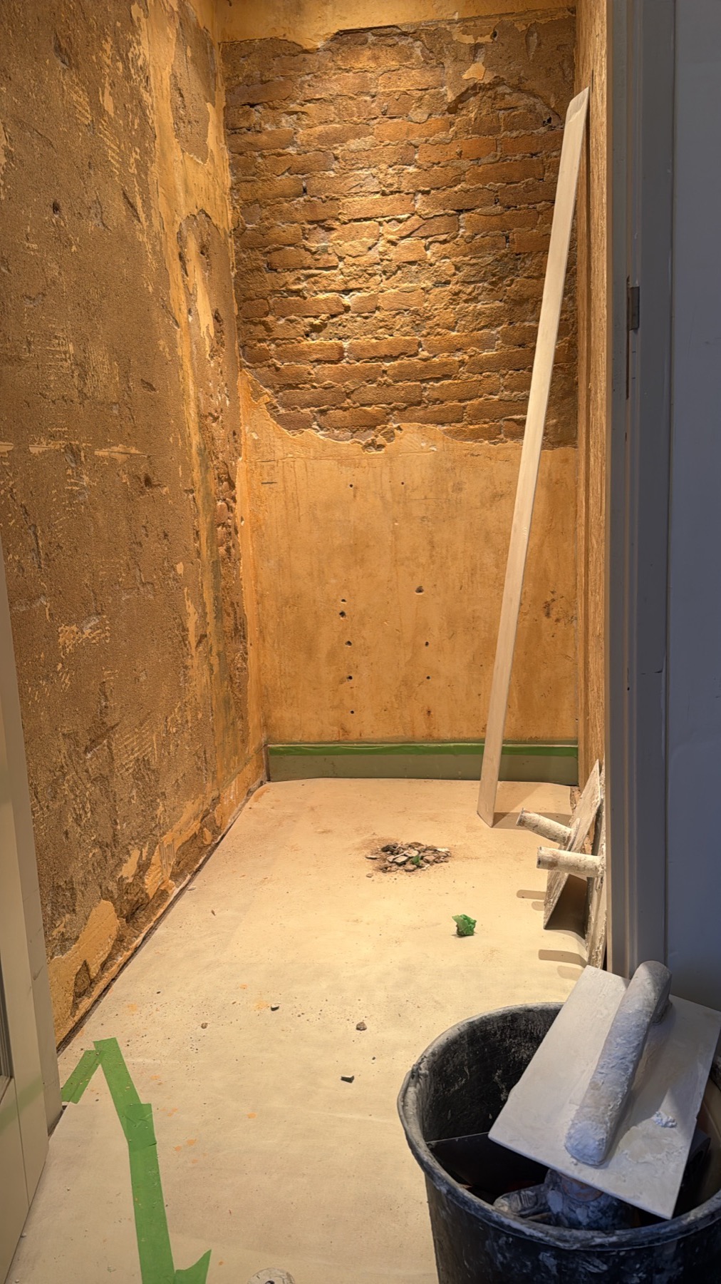 Strakke witte gestucte wand in moderne woonkamer