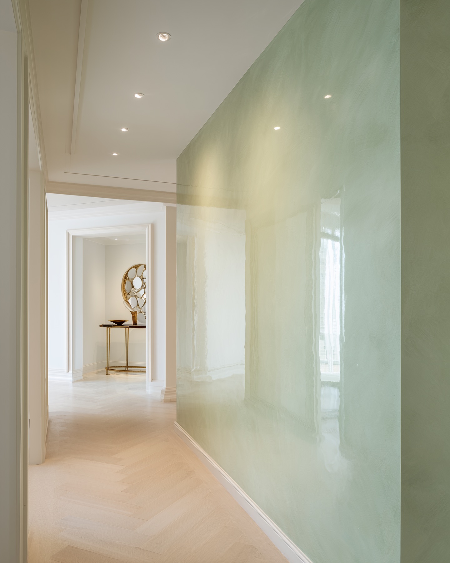Salie-groen Venetiaans stucwerk in lange hal van appartement Amsterdam Zuid, spiegelgladde handgepolijste wandafwerking