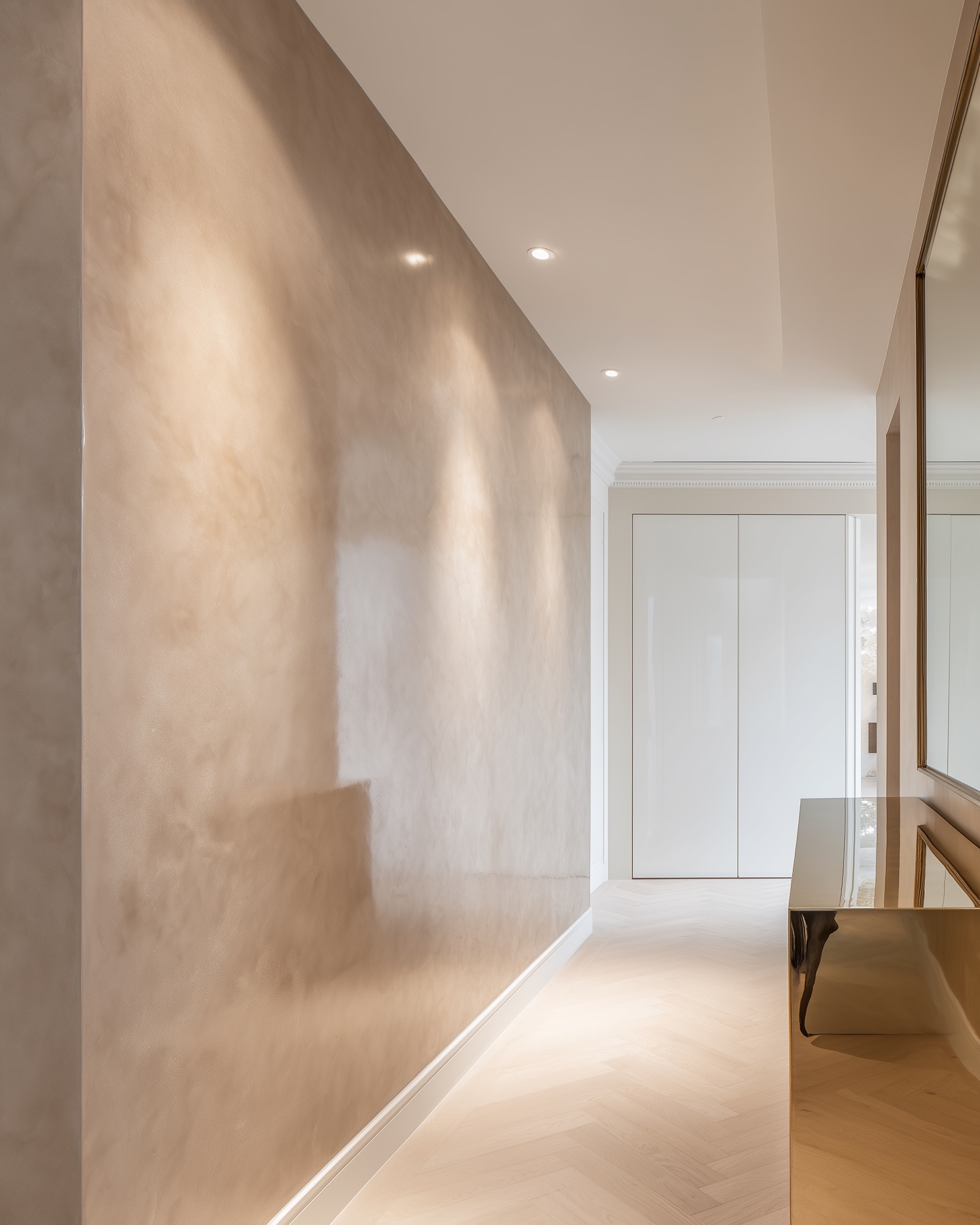 Warm-beige marmerlook Classic in entreehal van herenhuis Den Haag, handgepolijst Venetiaans stucwerk